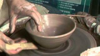 SIMON LEACH POTTERY - Throwing a small kitchen bowl !