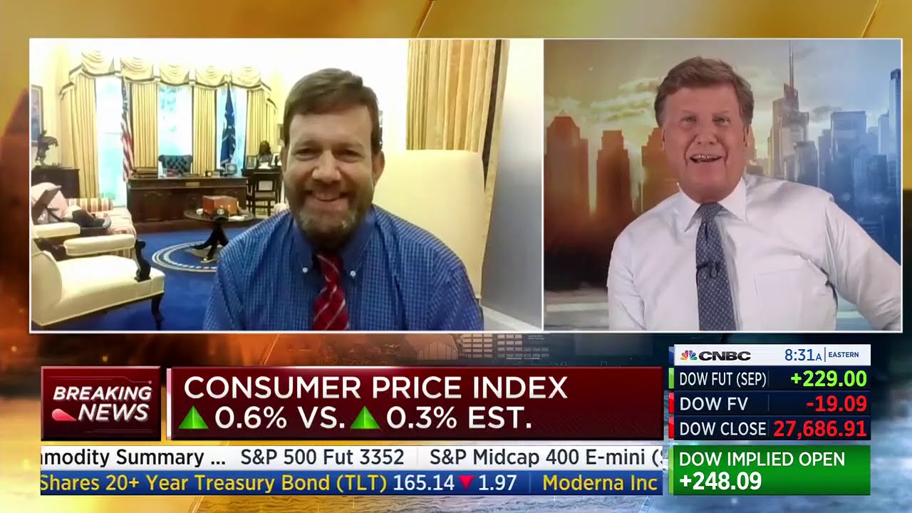 Republican strategist Frank Luntz reveals Oval Office replica in bizarre  news appearance