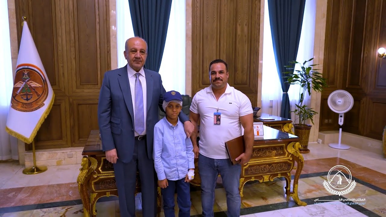وزير الدفاع يستقبل مقاتلاً تكفّل بطفلٍ فقد والديه خلال معارك تحرير الموصل
