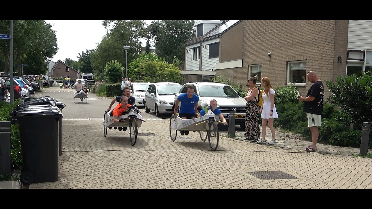 Met 25 km/u op een bed door Schoorl: jaarlijkse beddenrace zorgt voor spektakel
