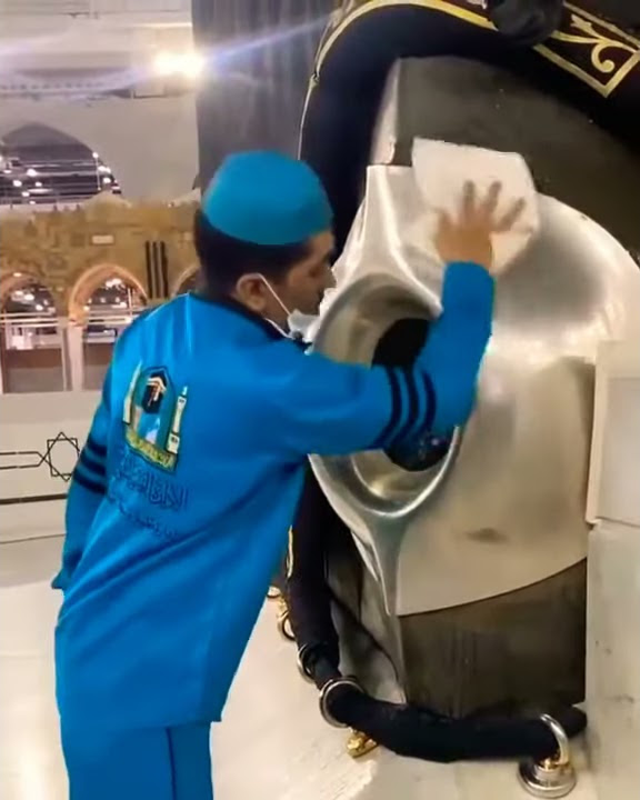 PETUGAS MEMBERSIHKAN HAJAR ASWAD