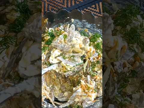 Интересный салат из куриных сердечек и плавленного сыра. Просто и быстро за недорого.