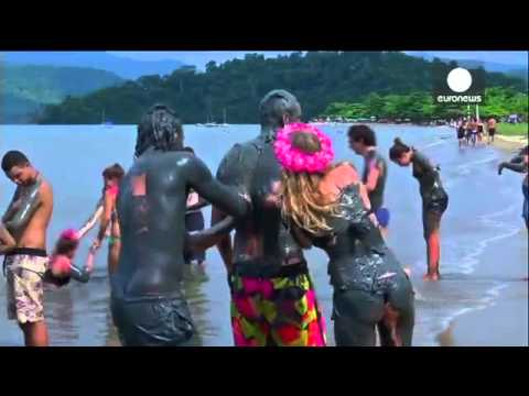 უცნაური კარნავალი ცეცხლოვანი ცეკვებით და ტალახით