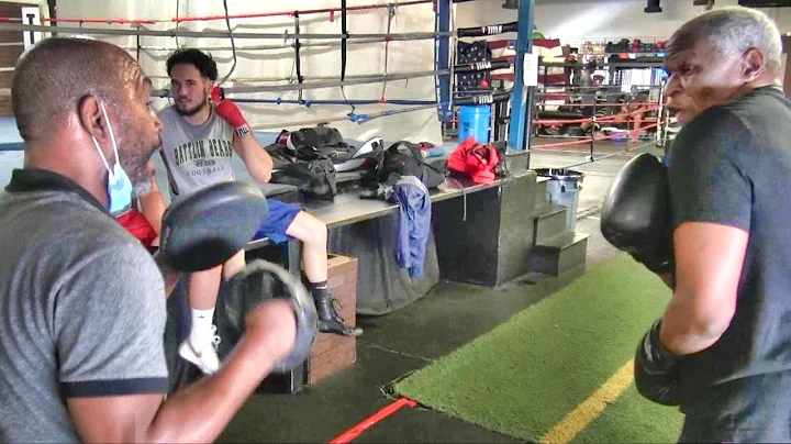 Floyd Mayweather hitting pads with Joel Casamayor ...