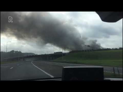 De rook van de brand in Ridderkerk trekt over de snelweg