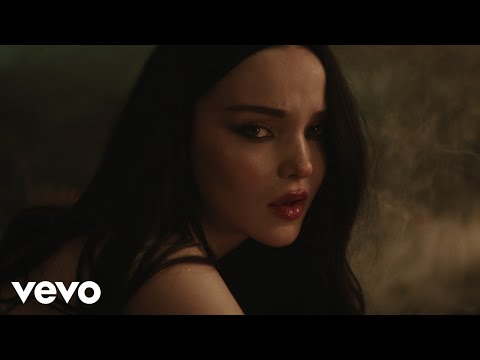 Смотреть клип Dove Cameron - Sand