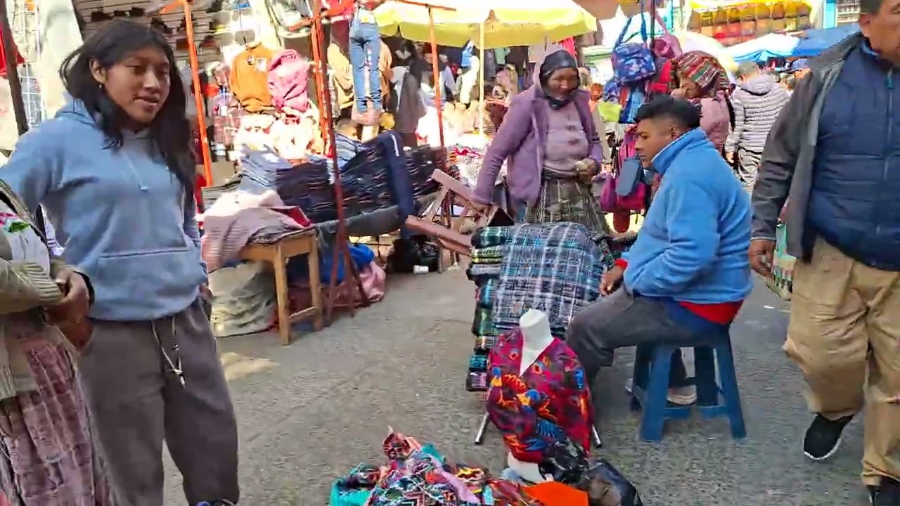 De nuevo con ustedes~ amigos recorriendo la plaza de |San Fco El Alto| la pequeña Taiwán|