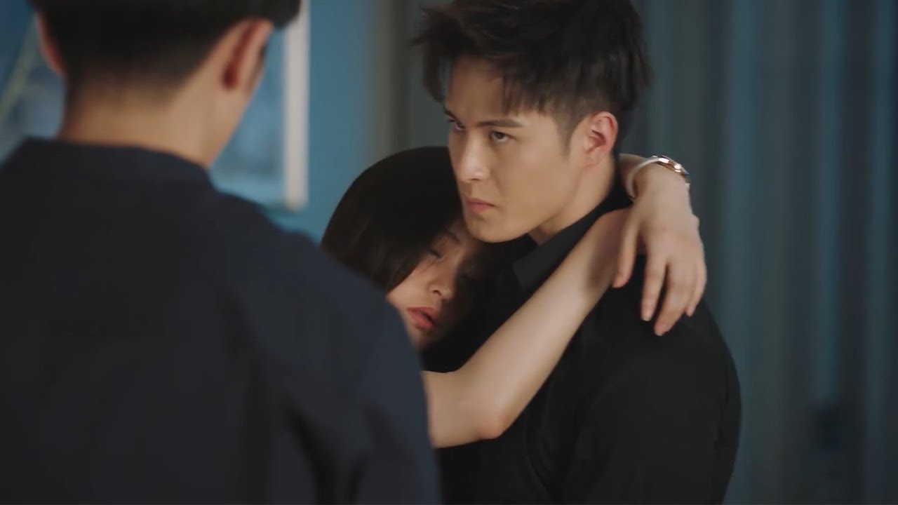 💄Bossy President carried drunk girlfriend back home from Professor's place | Young and Beautiful