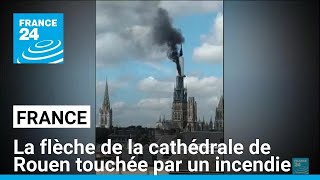 La flèche de la cathédrale de Rouen touchée par un incendie • FRANCE 24