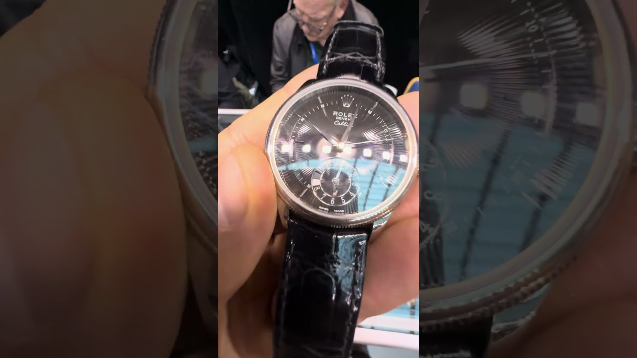 Rolex Cellini Dual Time — элегантные часы с черным циферблатом и ремешком из кожи аллигатора.