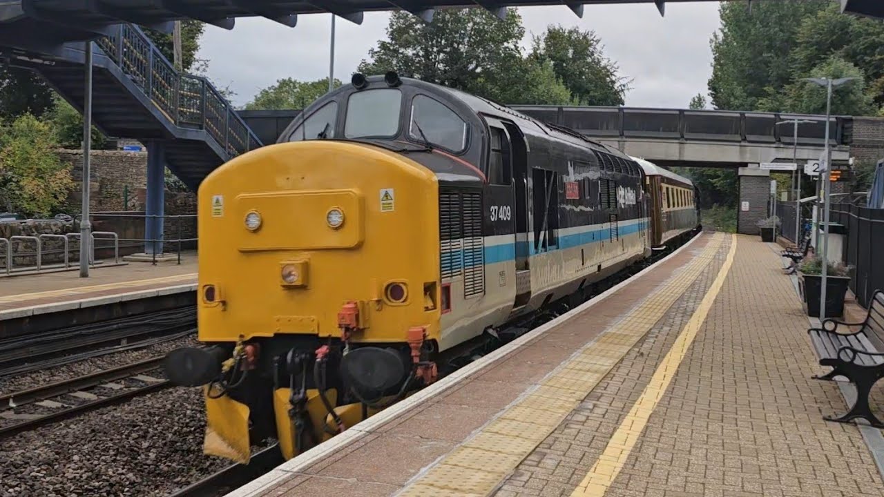 37409 & 37401 pass Heyford working 5Z36 reading traincare depot to Crewe H.S 17/09/25