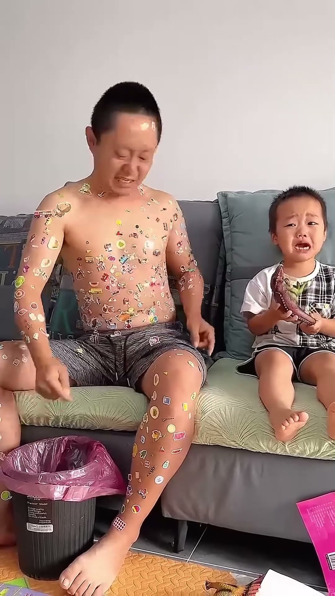 米宝趁爸爸睡觉，给他全身粘上贴画！#Cute baby#Cute#呆萌小米宝#聪明宝宝#萌娃#整蛊#测试