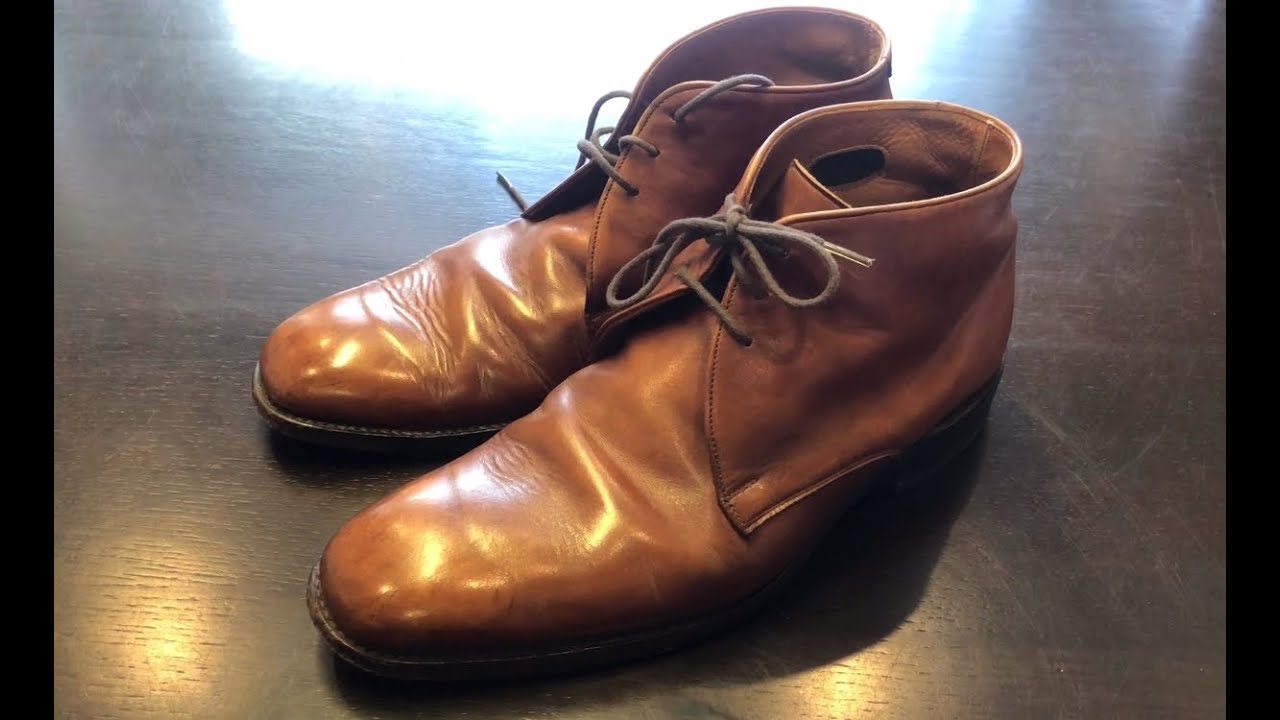 古い肉厚の革が独特なシワを作っている チーニーのチャッカブーツをクリーニングと修理 Youtube