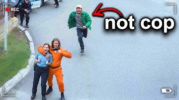 Wanneer agenten worden gered door heldhaftige burgers