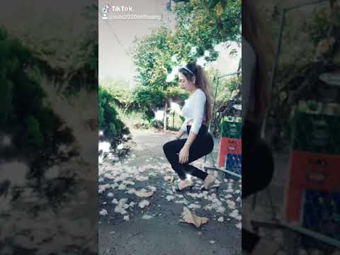 em áo trắng