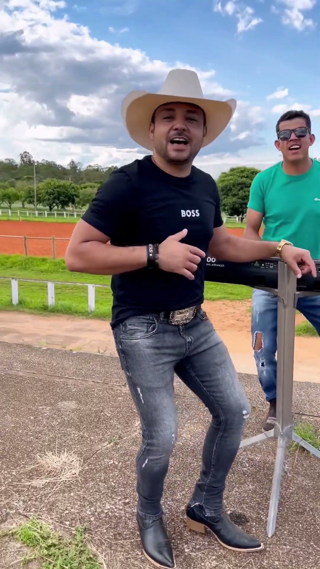 Bota esse Piseiro pra bombar um sucesso #boanoiteee #leaozinho #sertanejo #leãozinho