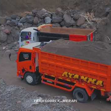 story' wa truk dump angkut pasir di gn merapi