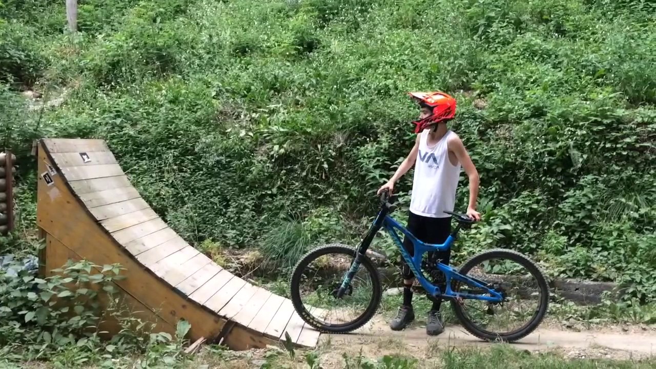 Come affrontare una rampa in mtb (how to jump with a mtb) - YouTube