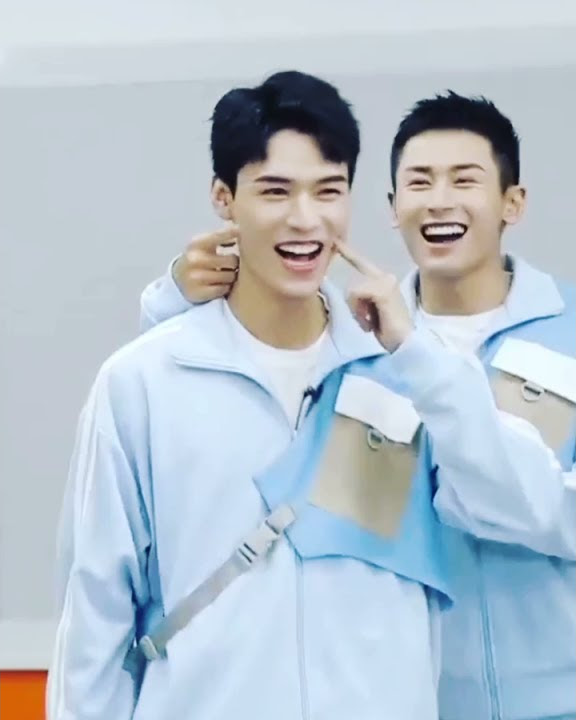 This is so Cute They are doing dancing and singing together #zhangzhehan #gongjun #happycamp