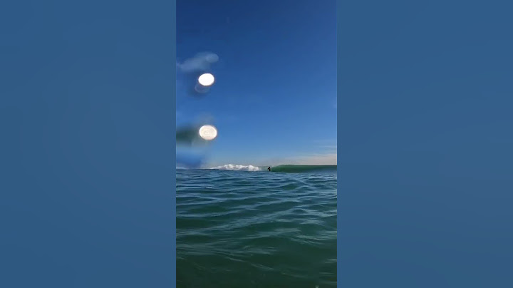 Entrando no mar em um dia feliz