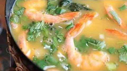 Como se come tacacá?