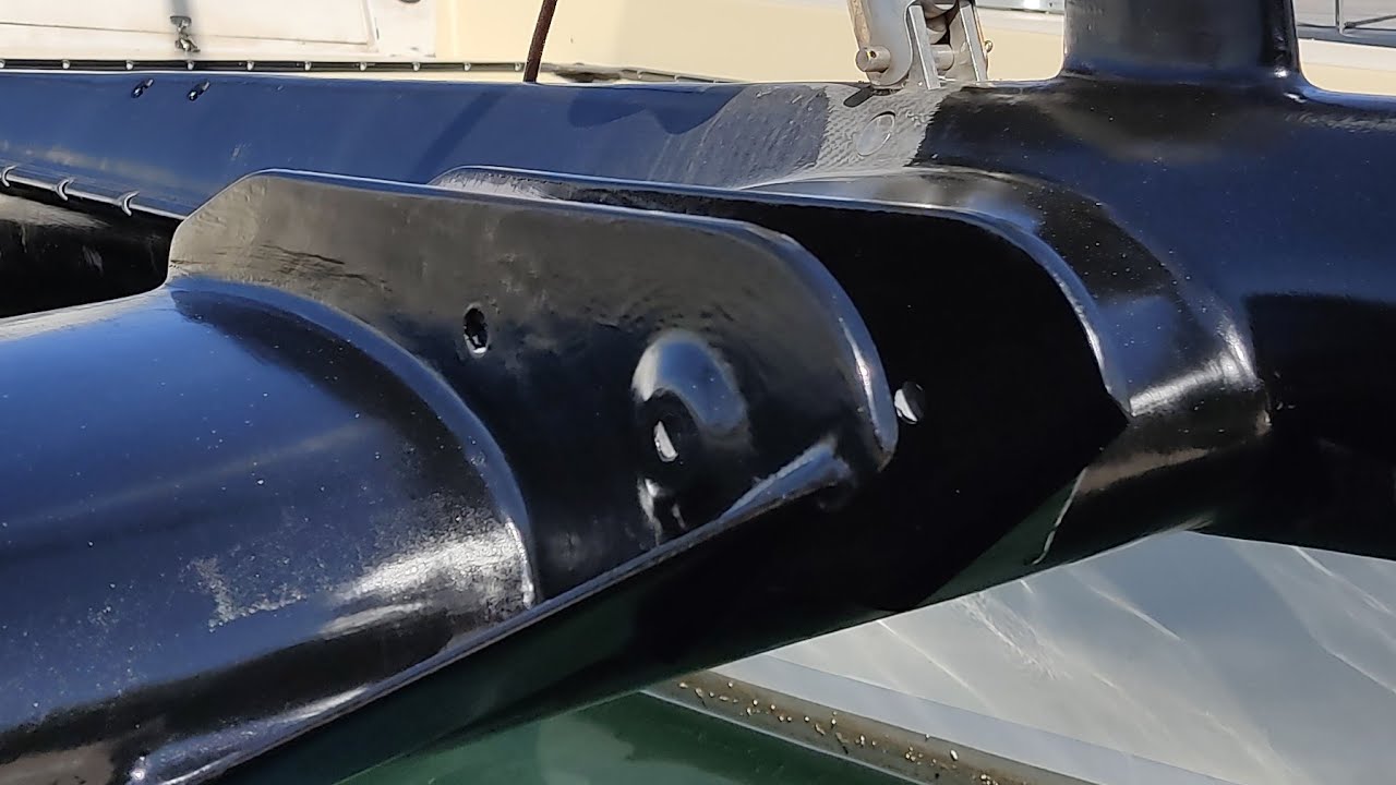 Carbon ANCHOR ROLLER and Navigation Lights