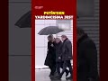 Vladimir Putin şemsiyesini yardımcısı Golikova'ya tuttu