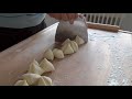 如何手工製作餃子皮 / 餃子の皮を手作りする方法 の動画、YouTube動画。