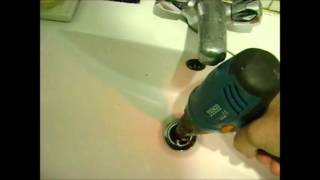HOOFHACK 1 HAIR IN HANDBASIN PLUGHOLE (YUK!)