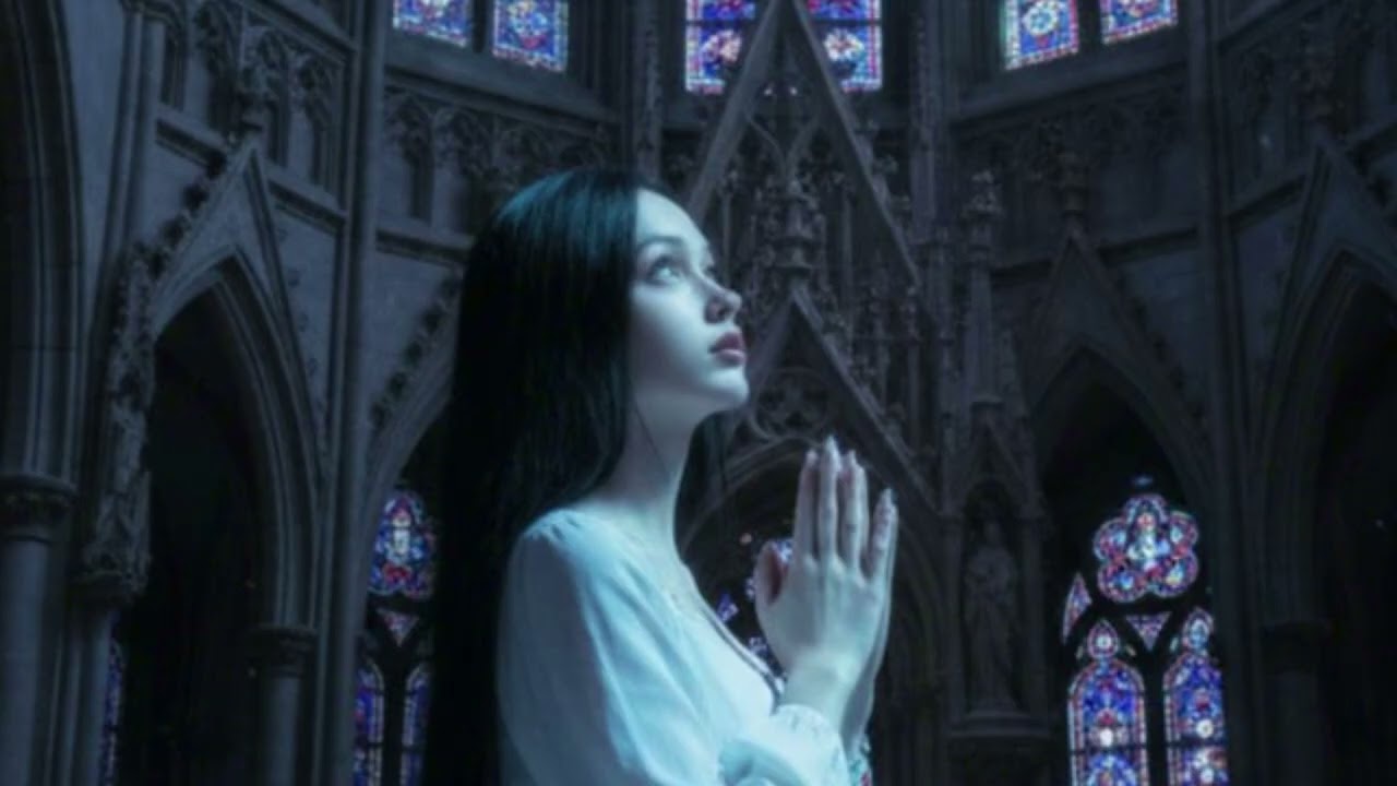 Нажми play — и стань такой красивой, что люди начинают молиться.