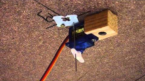 RMR021 - The first servo is mounted under the board