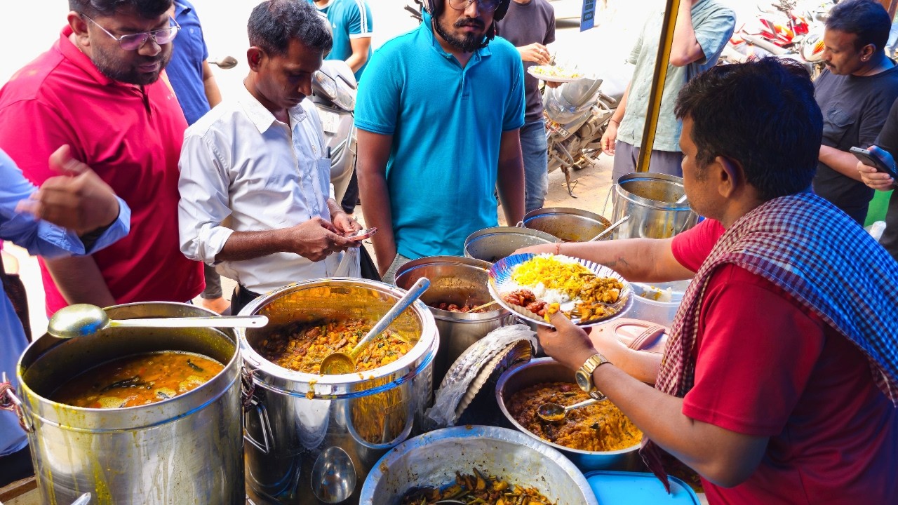 Unlimited Thali Rs. 70/- Only | Must Try Veg & Nonveg Meal In Bhubaneswar | Indian Street Food