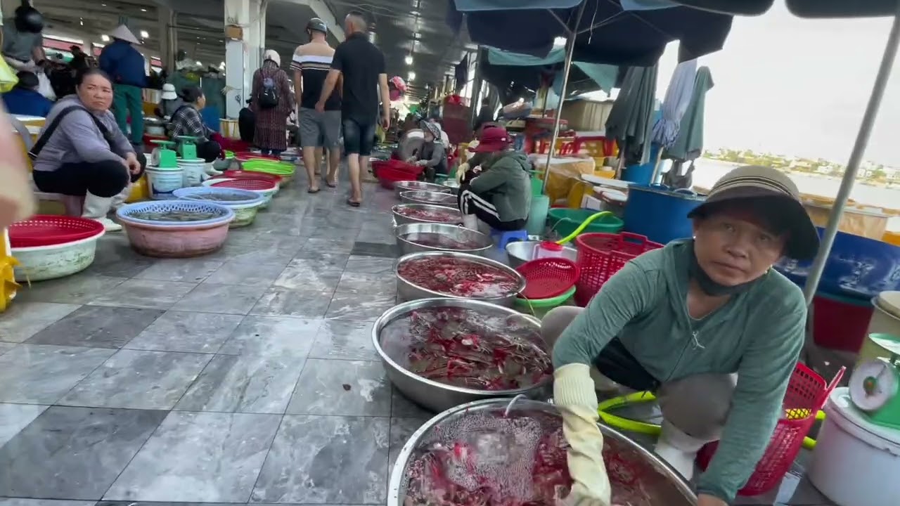 Theo chân chị em đi chợ Đồng Hới - Hải sản ngập tràn !