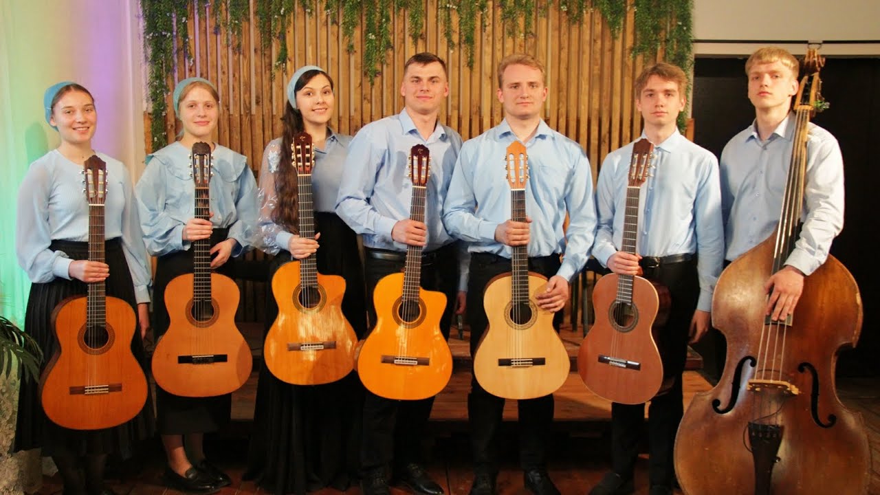 Стучит, стучит железный молот /гитарный ансамбль/