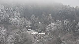 金剛山で初冠雪 山頂で積雪1センチ