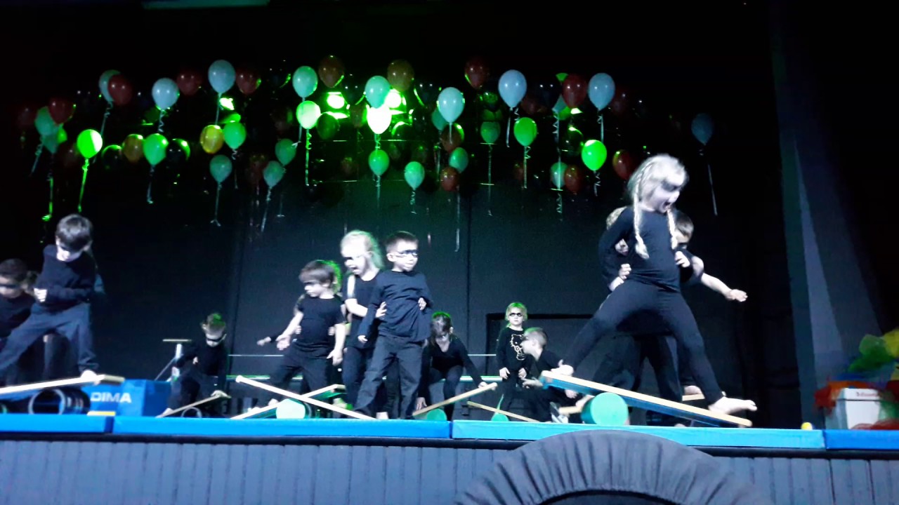 Stanislas Cannes • Spectacle cirque en maternelle Mars 2017 (2/3)