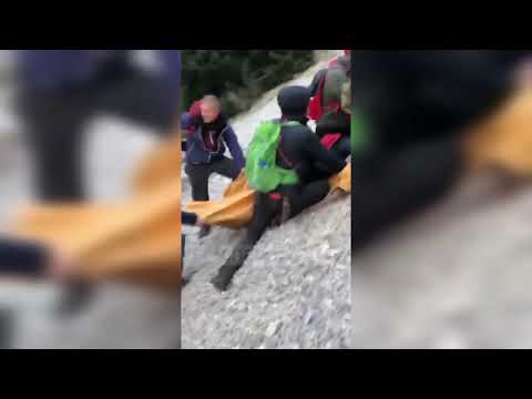 20 alpinistët të bllokuar në malin e Murganës, momenti kur mundohen të transportojnë të plagosurin