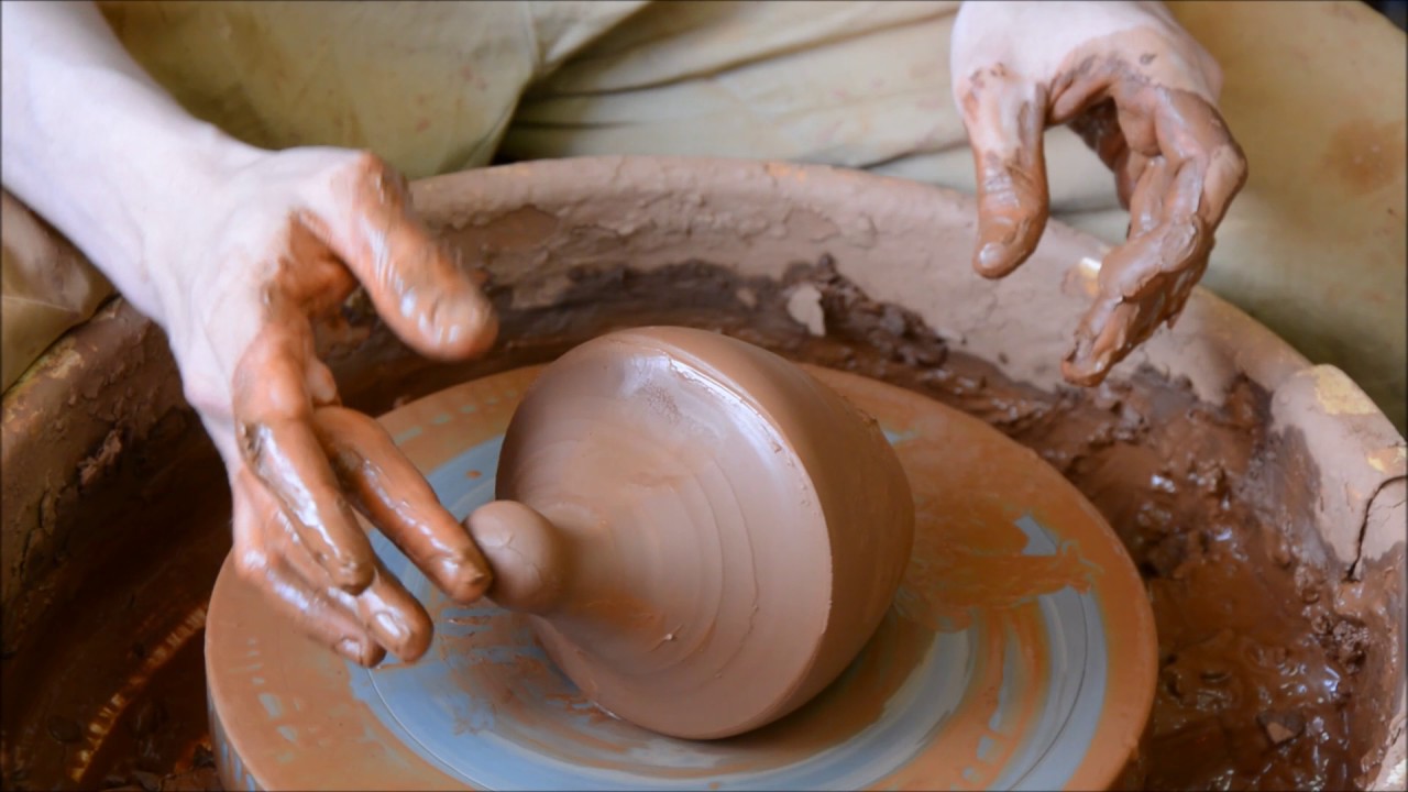 ⁣Изготовление ёжика на гончарном круге. Manufacturer of a hedgehog on a pottery wheel.