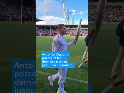 Antoine Dupont a allumé le chaudron olympique au stade Ernest-Wallon à Toulouse, vendredi 17 mai