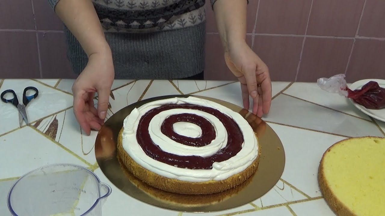 Делаем крем из замороженного кефира и вишнёвой начинкой.