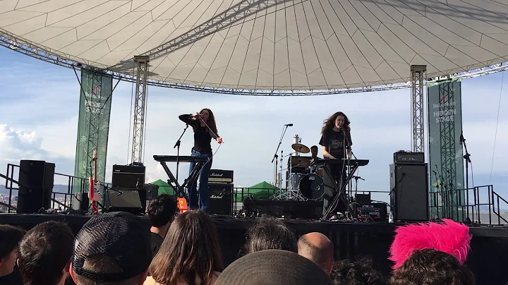 Let's Eat Grandma - Falling Into Me (Live at Primavera Sound 2018)