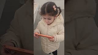 Nilsu İphone 17 Pro Max ile oyun oynuyor