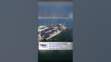 Tai nạn nghiêm trọng trong lễ hạ thủy tàu khu trục 5.000 tấn - VNA #shorts