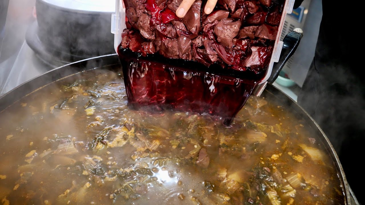 корейская еда рисовый суп Blood Beef (Seonji gukbap) корейская уличная еда