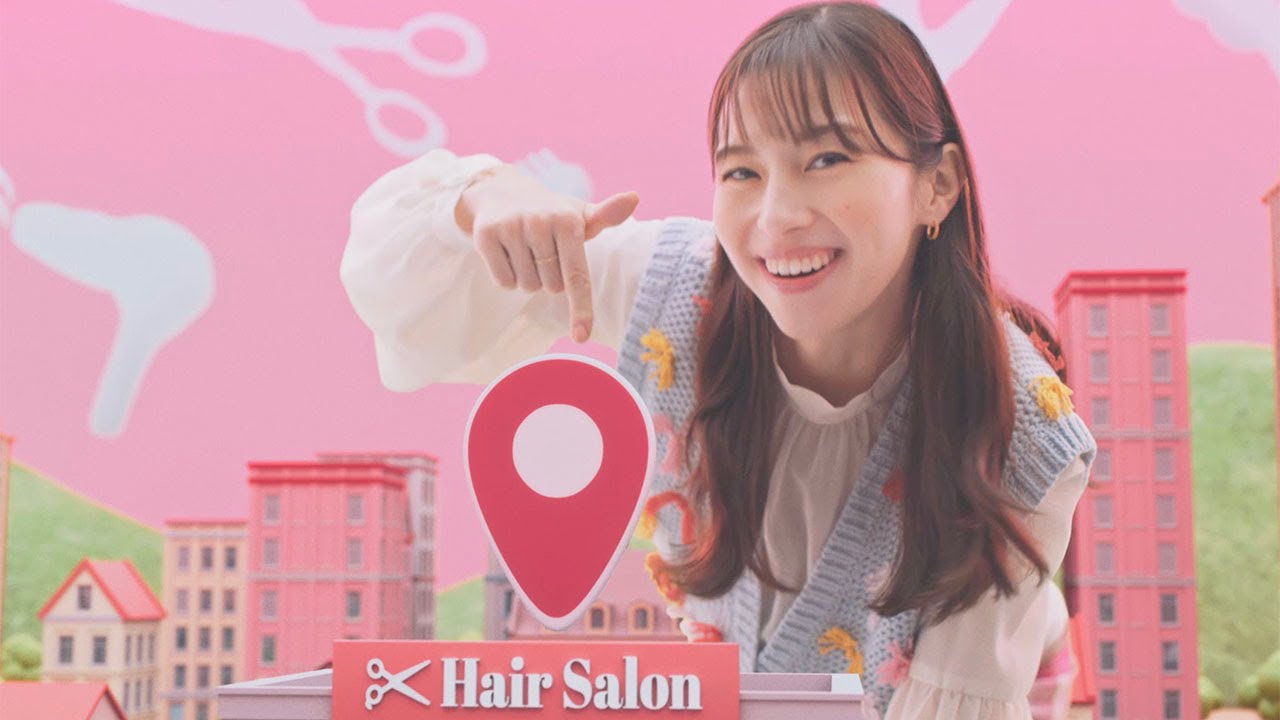 中条あやみ、まさかの巨大化？ キュートなミニチュアの街で笑顔連発