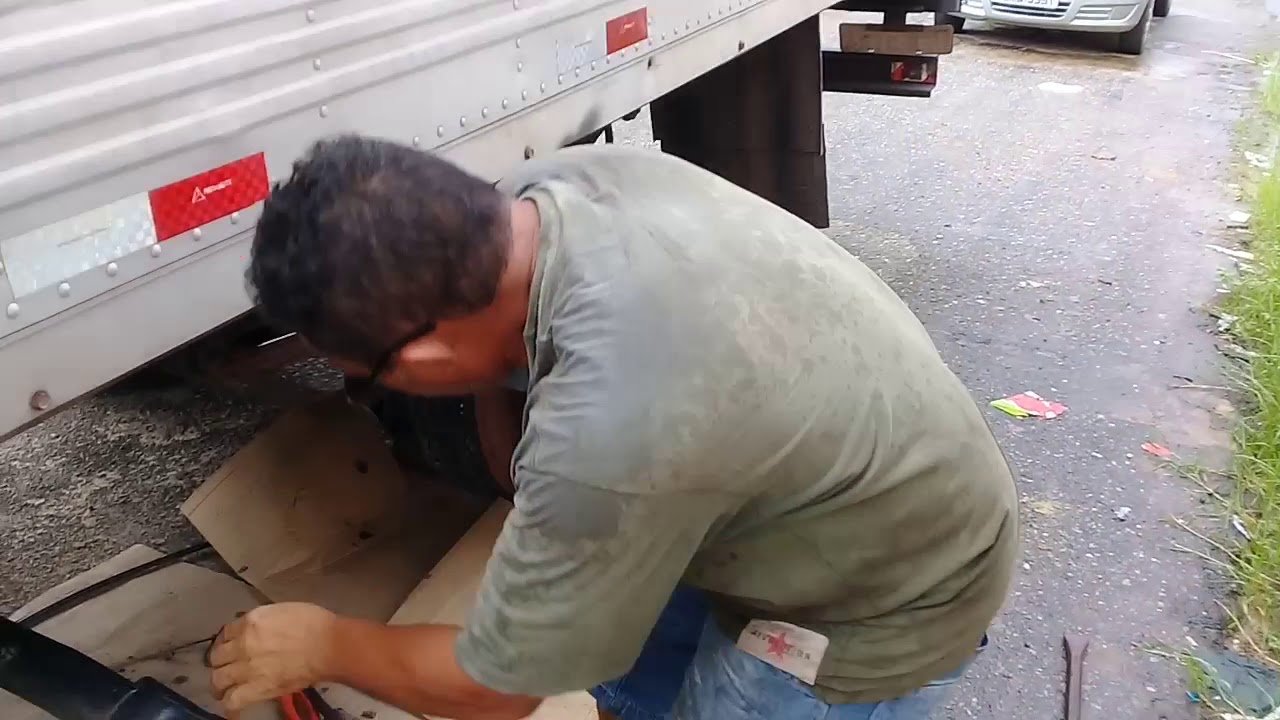 Trocando o cabo de freio de mão da mercedinha 709 ou 710