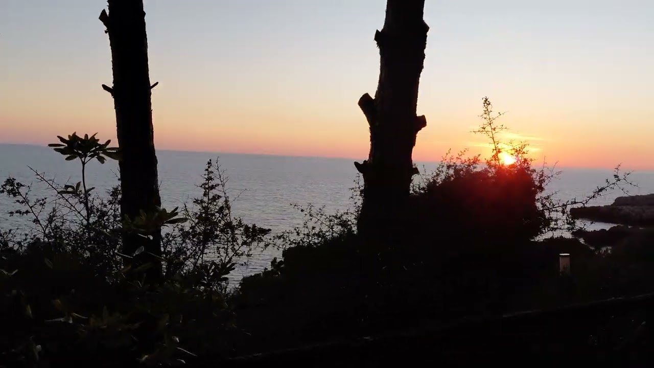 Sinfonia di passi verso l'ultimo sole: il respiro della Calanca a Marina di Camerota