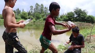 AMAZING Children Make Fish Trap With Multiple Knots On Plastic Bottle - Khmer Fishing Get A Lot 100%