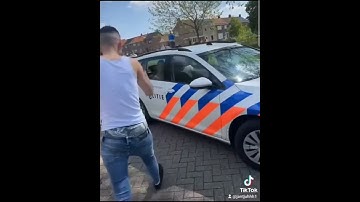 Man wordt bevrijd uit Politie auto!