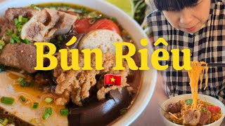 Trying Bún riêu for the first time!✨️ Tomato-based delicious Vietnamese Noodle Soup in Saigon! 🍅🍜